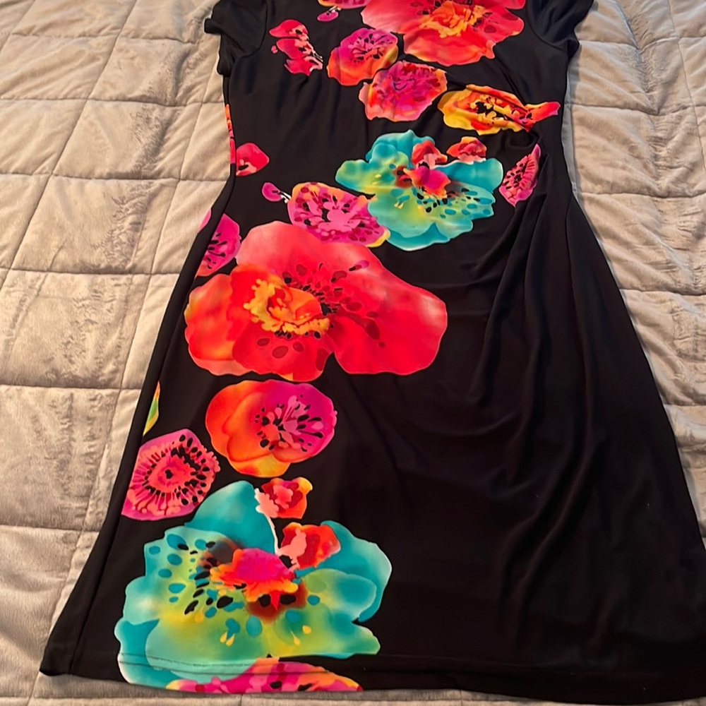 Womens Madison Leigh black floral dress. Short sleeve. Excellent condition